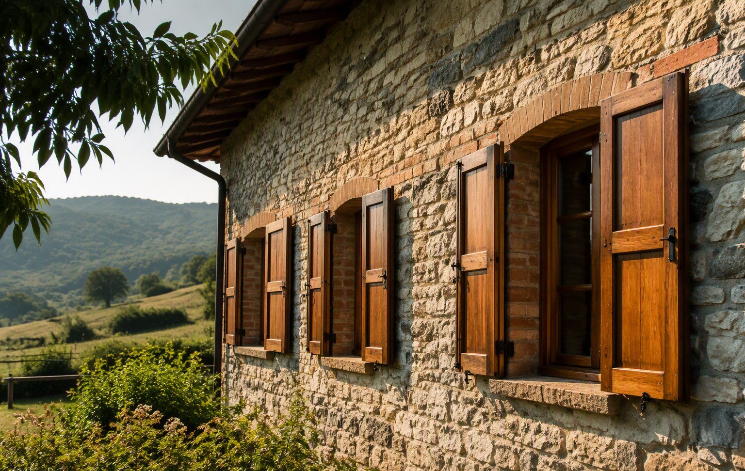 Restauro scuri e scuroni in legno nel varesotto